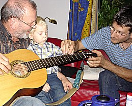 Was treibt denn der Papa da mit meinen Fingern?