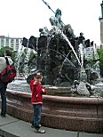 Nemo bei Wasserspielen am Neptun-Brunnen