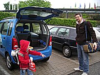 Am Flughafen in Stuttgart hat Gottseidank Papa den Nwemo abgeholt.