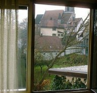 Nachgestellter Blick durchs Fenster