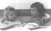 Bernhard und Thomas beim Griesbrei-Essen