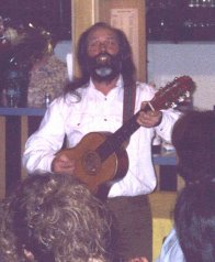 Mario Nuzzone mit seiner Gitarre
