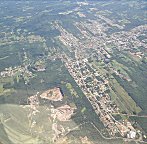 Industriestdtchen mit drei Steingruben oder Tagebergbau