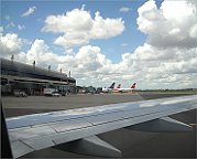 Flughafengebude Porto Alegre (typisch: Schweinwerfertrme)