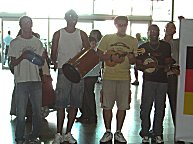 Eigentlich sahen wir die Band erst gar nicht recht bei dem hellen Hintergrund.