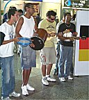 Hier nochmal die Band. Besser sieht man sie in den Videos.