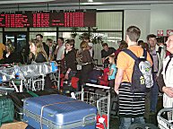 Noch stehen alle ziemlich steif herum und wissen nicht so recht...