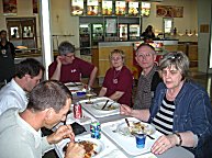 Die Vorstandsfamilien um einen Tisch