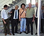 gleich stehen alle richtig zum Pressefoto