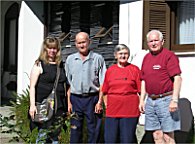 Familie Schmitt, eingerahmt von Angelika und Friedrich