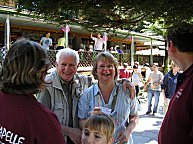Freidrich und Beate vor dem Bierhaus