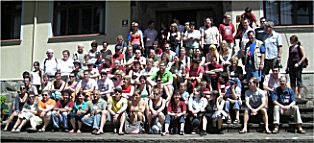 Gruppenfoto auf den Stufen der Jugendherberge, wo wir verkstigt wurden.