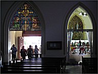 Prakitsch: Souvenierladen in die Kirche integriert
