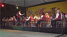 Kapelle wartet auf Beginn des Konzerts, Markus stimmt