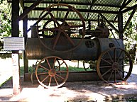 Dieser dampfgetriebene Traktor war ganz am Ende des Parks