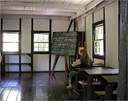 Zur ausstellungswerten Geschiche zhlt dieses alte Klassenzimmer