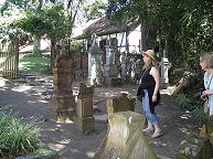 Die alten Grabsteine hat man hierhin versetzt.