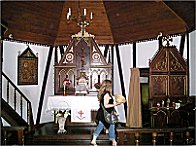 Der schnste Raum war die alte Kirche, die man im Museumsdorf restauriert hat.