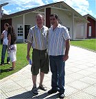 Werner und der Fabrikbesitzer vor dem Speisesaal