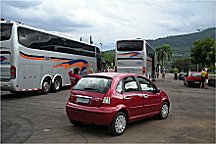 Frau Pellenz's Auto vor den Bussen, die zur Abfahrt bereit standen