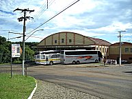 Busse vor der Festhalle von Alto Feliz