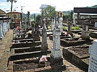 eine andere Sicht auf die Grabkreuze.