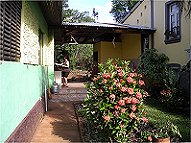 Durchgang zwischen Ruths Haus und dem Elternhaus