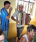 Der einheimische Akkordeonspieler animierte uns zum Singen.