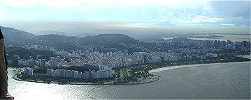 Am Nachmittag ist der Smog ber der gesamten Bucht deutlich zu sehen.