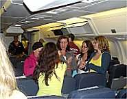 Brasilianische Nonchalance: neimand strt das Schwtzchen ber die Sitzreihen hinweg.