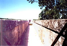 Durch diesen Graben floss eins Wasser oben auf dem Pont du Gard