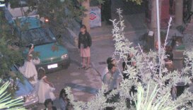 Blumenkinder steigen us dem Auto