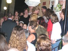 Brutigam begrt die Braut