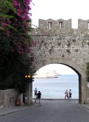 Blick durchs Pip Milon zum Handelshafen