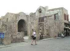 Ruinen von Kaufmannshusern am Hafen